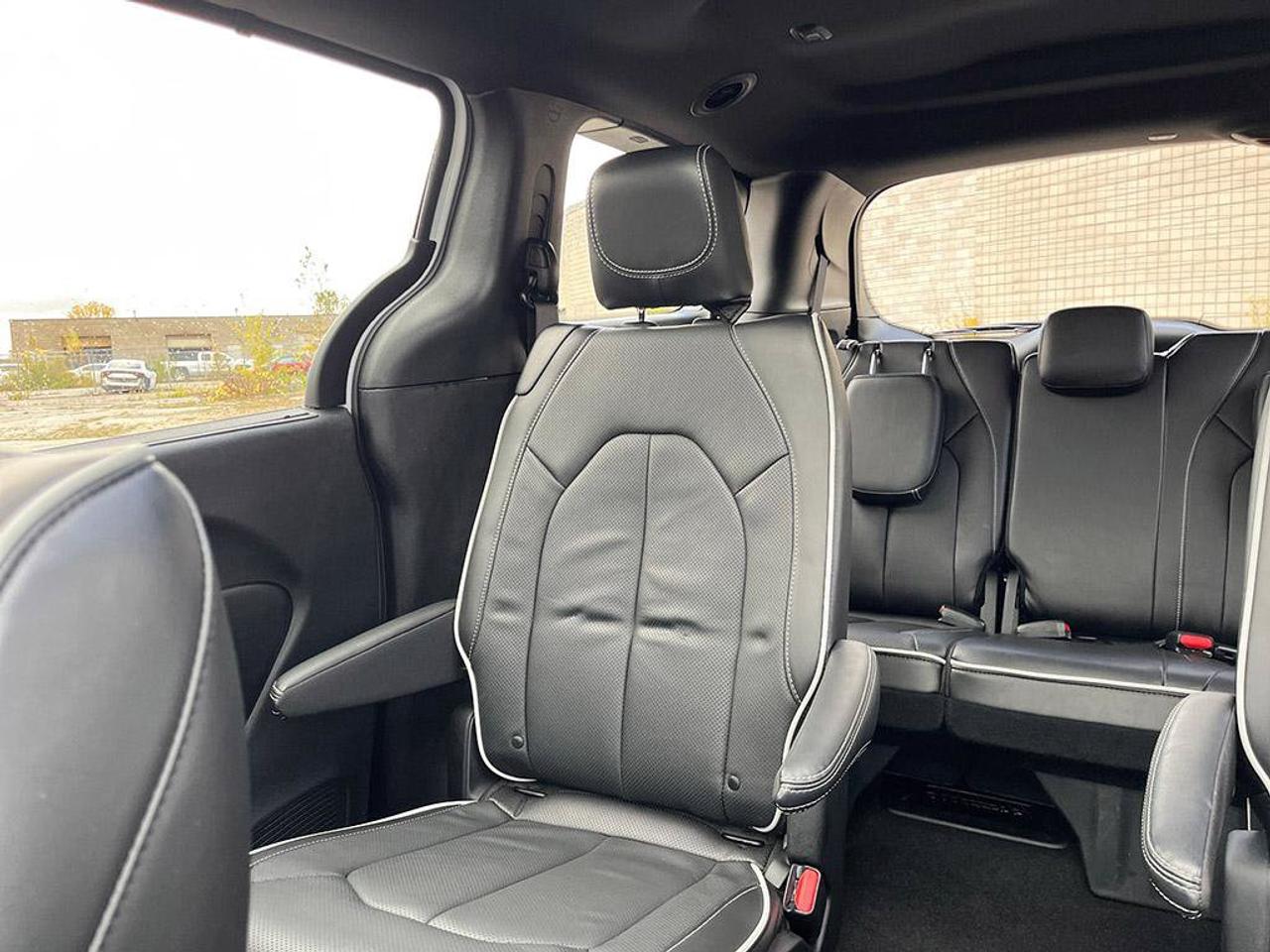 2026 Chrysler Pacifica Limited | Clean CarFax | Ontario Vehicle | Great Value | Still Smells New | Loaded! | Leather | Photo