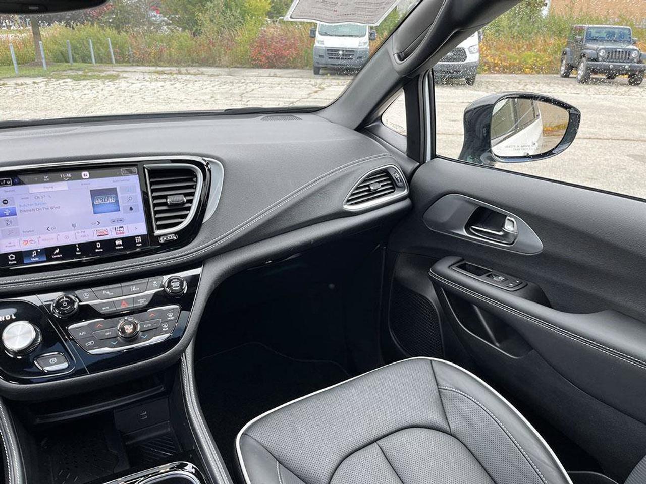 2026 Chrysler Pacifica Limited | Clean CarFax | Ontario Vehicle | Great Value | Still Smells New | Loaded! | Leather | Photo