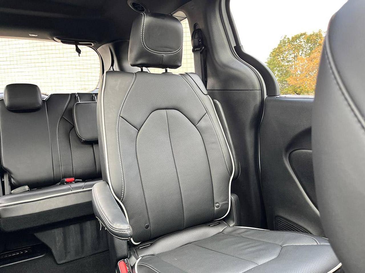 2026 Chrysler Pacifica Limited | Clean CarFax | Ontario Vehicle | Great Value | Still Smells New | Loaded! | Leather | Photo