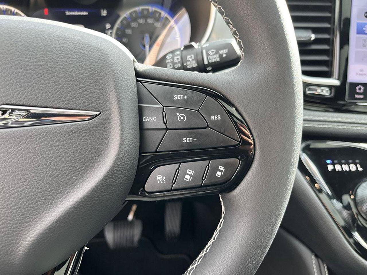 2026 Chrysler Pacifica Limited | Clean CarFax | Ontario Vehicle | Great Value | Still Smells New | Loaded! | Leather | Photo