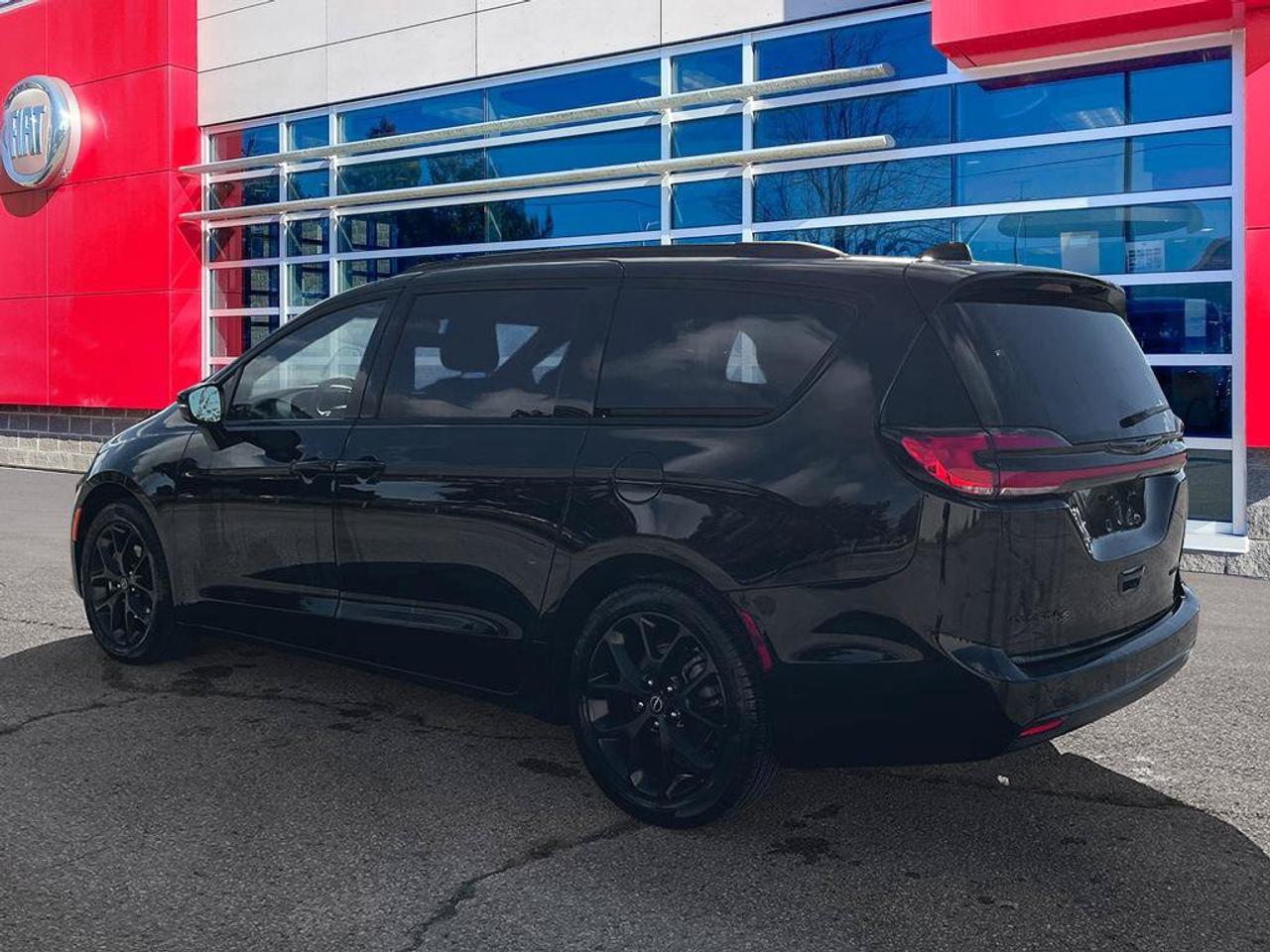2025 Chrysler Pacifica Limited | Clean Carfax Report | Fully Certified | Newer Tires | Sunroof | Leather | Factory Warranty Photo