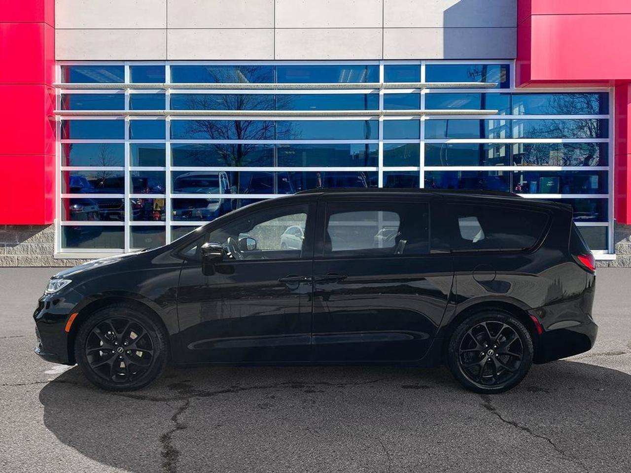 2025 Chrysler Pacifica Limited | Clean Carfax Report | Fully Certified | Newer Tires | Sunroof | Leather | Factory Warranty Photo1