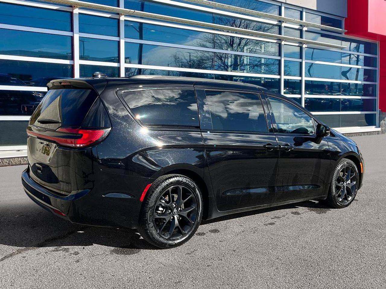 2025 Chrysler Pacifica Limited | Clean Carfax Report | Fully Certified | Newer Tires | Sunroof | Leather | Factory Warranty Photo