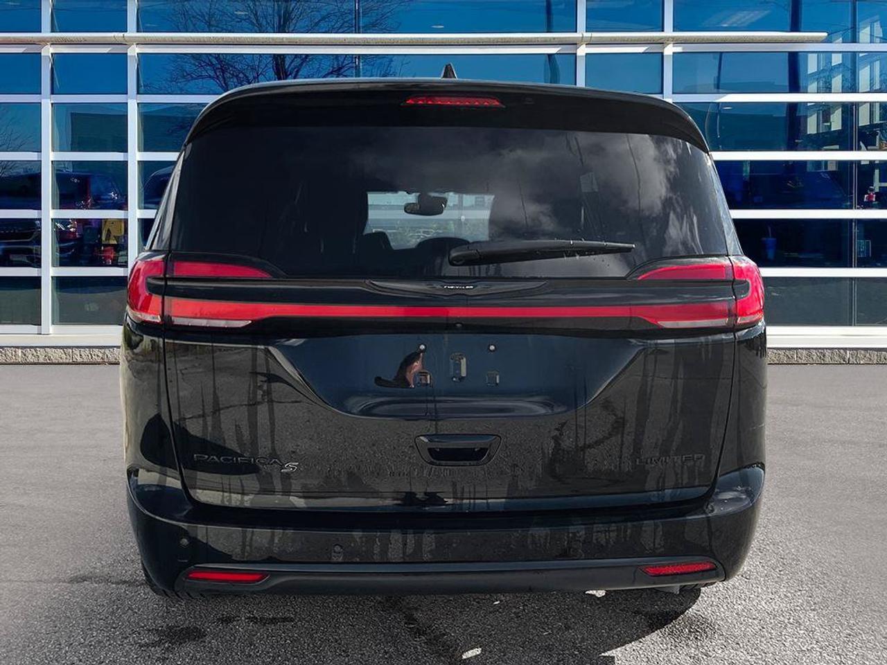 2025 Chrysler Pacifica Limited | Clean Carfax Report | Fully Certified | Newer Tires | Sunroof | Leather | Factory Warranty Photo3