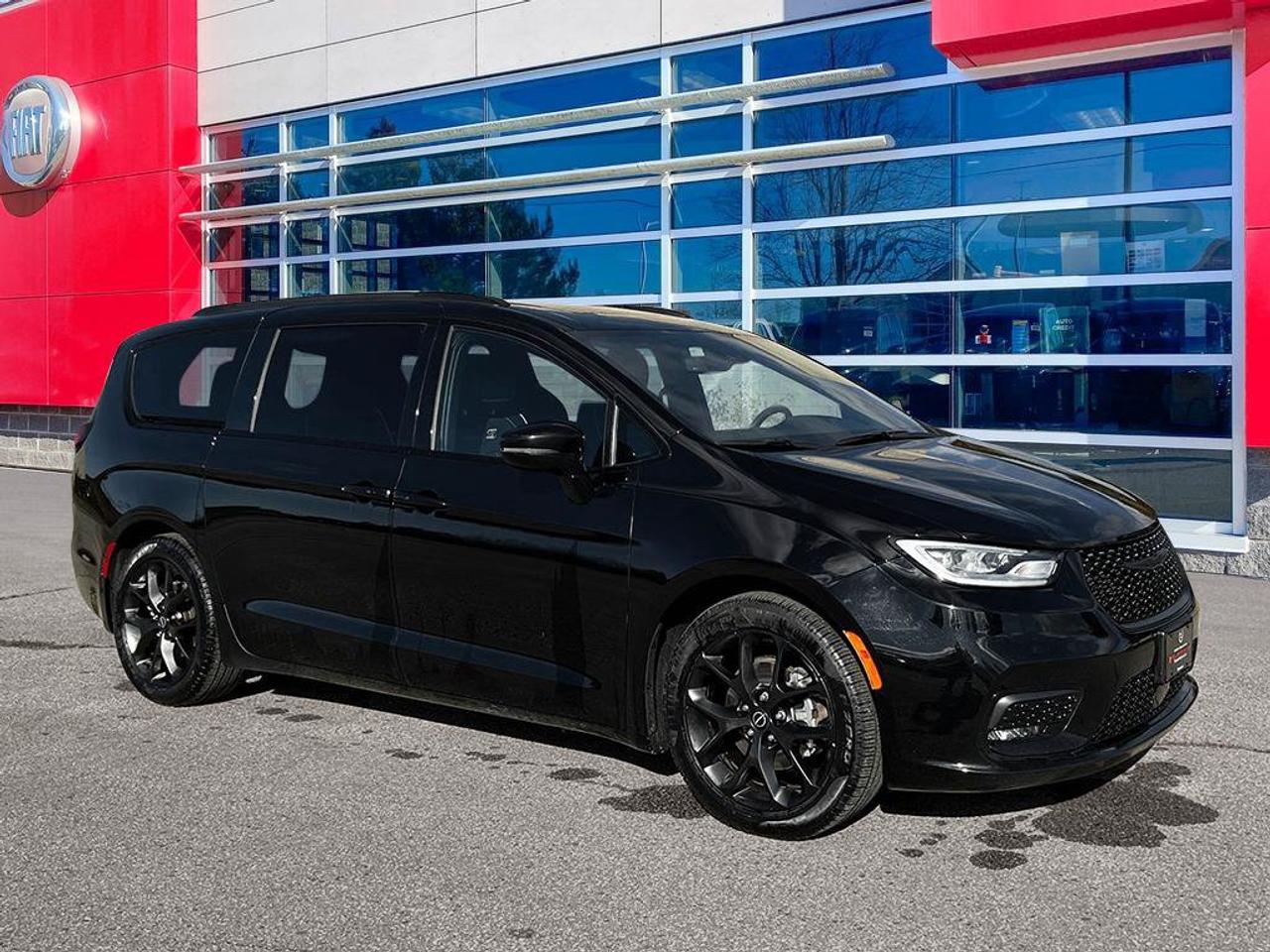 2025 Chrysler Pacifica Limited | Clean Carfax Report | Fully Certified | Newer Tires | Sunroof | Leather | Factory Warranty Photo