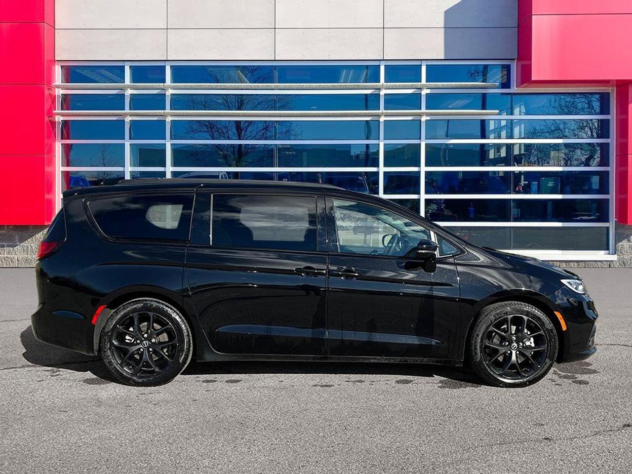 2025 Chrysler Pacifica Limited | Clean Carfax Report | Fully Certified | Newer Tires | Sunroof | Leather | Factory Warranty Photo