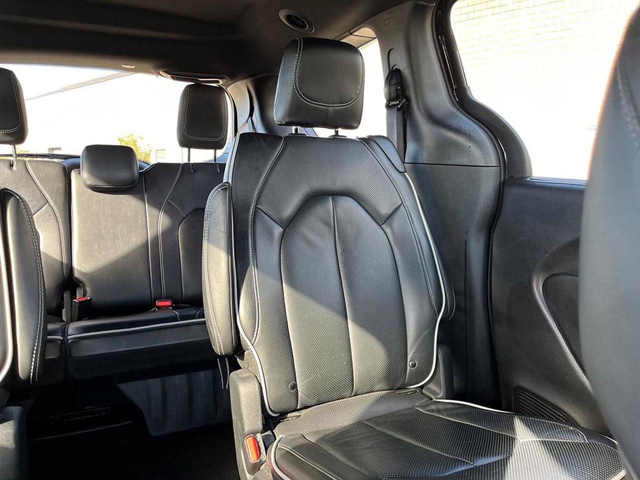 2025 Chrysler Pacifica Limited | Clean Carfax Report | Fully Certified | Newer Tires | Sunroof | Leather | Factory Warranty Photo