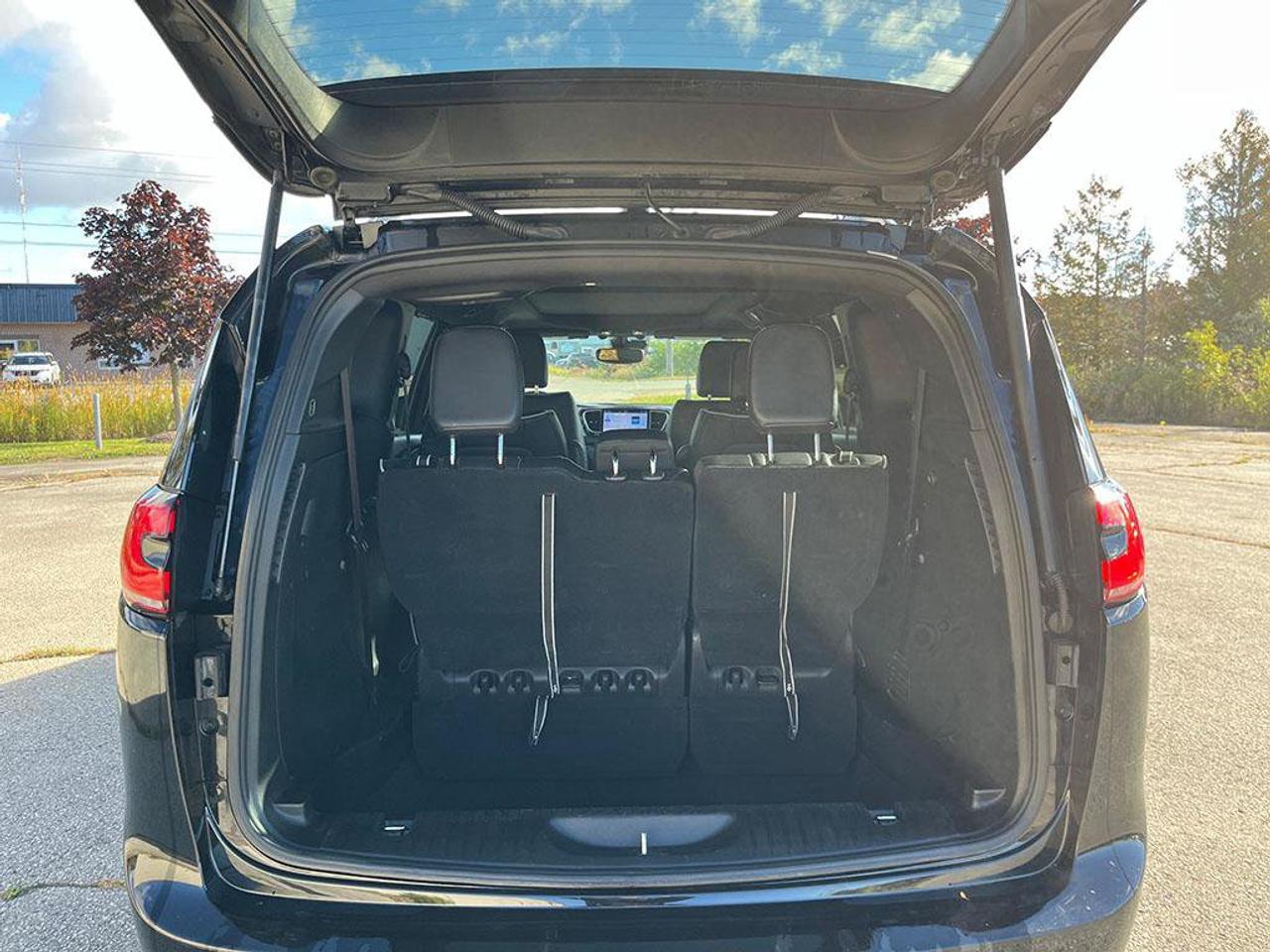 2025 Chrysler Pacifica Limited | Clean Carfax Report | Fully Certified | Newer Tires | Sunroof | Leather | Factory Warranty Photo