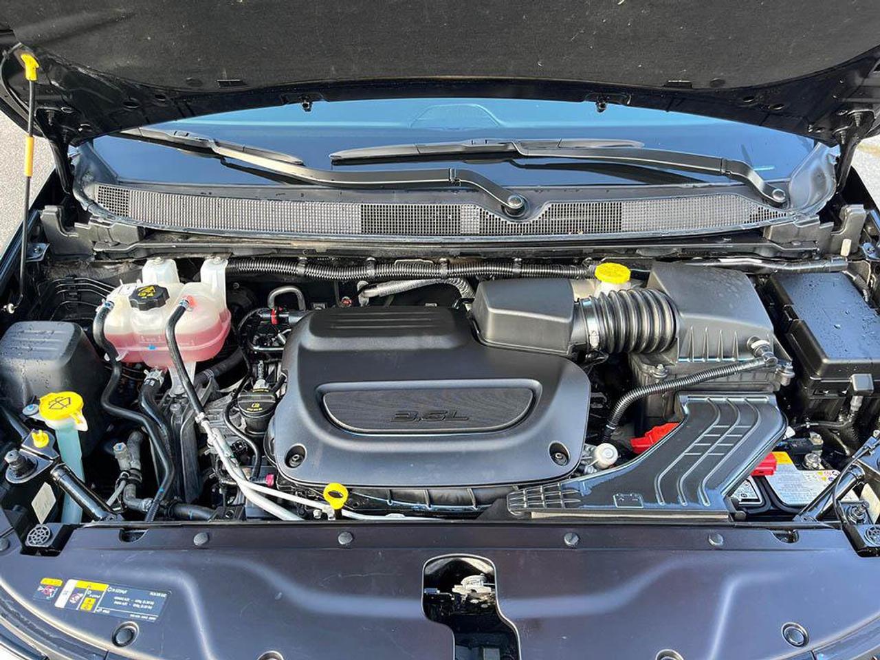 2025 Chrysler Pacifica Limited | Clean Carfax Report | Fully Certified | Newer Tires | Sunroof | Leather | Factory Warranty Photo