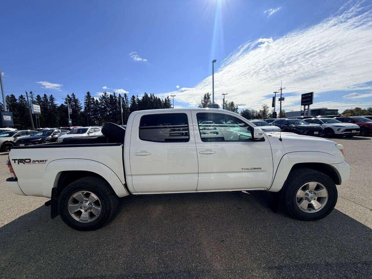 2015 Toyota Tacoma TRD SPORT, MANUAL, 4.0L V6, 4X4, ALLOYS, DOUBLE CAB, 2-OWNERS, CERTIFIED AS-TRADED! Photo