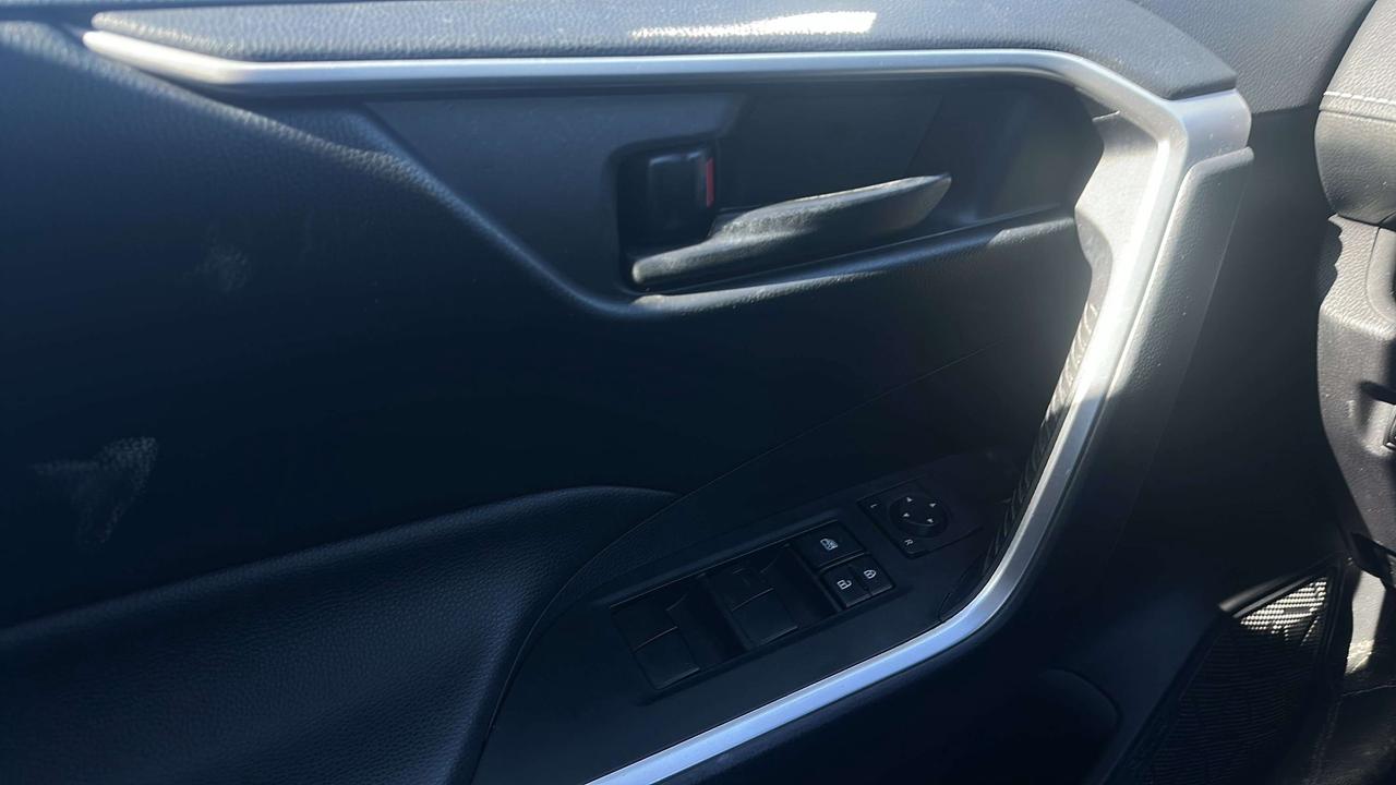 2019 Toyota RAV4 LE Photo
