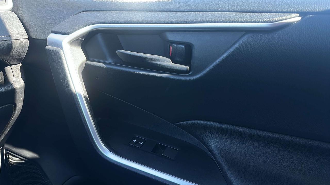 2019 Toyota RAV4 LE Photo