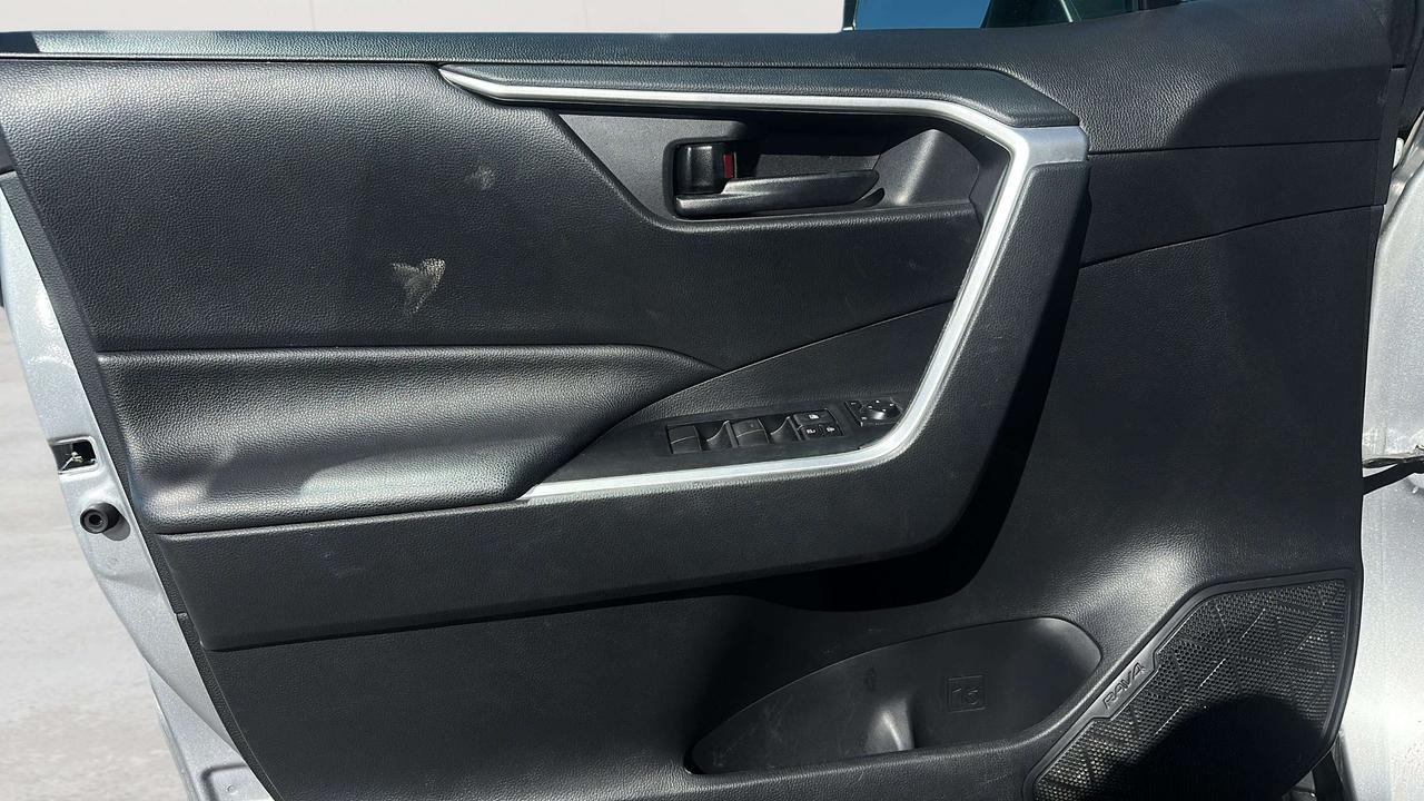2019 Toyota RAV4 LE Photo