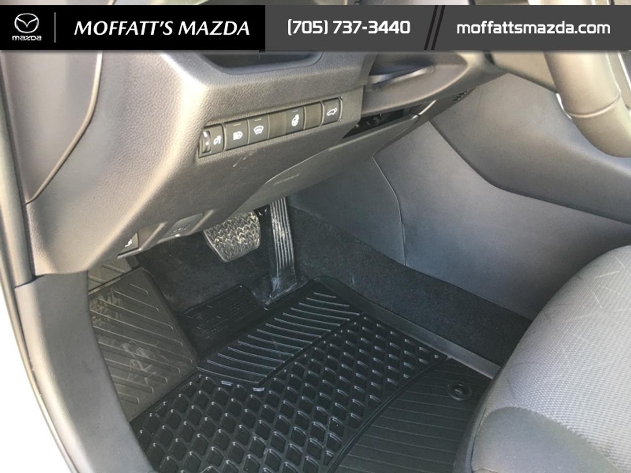 2025 Toyota RAV4 Hybrid XLE Photo