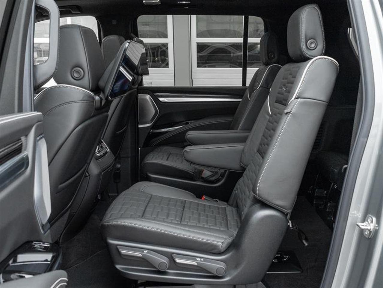 2027 Cadillac Escalade ESV V-Series Photo