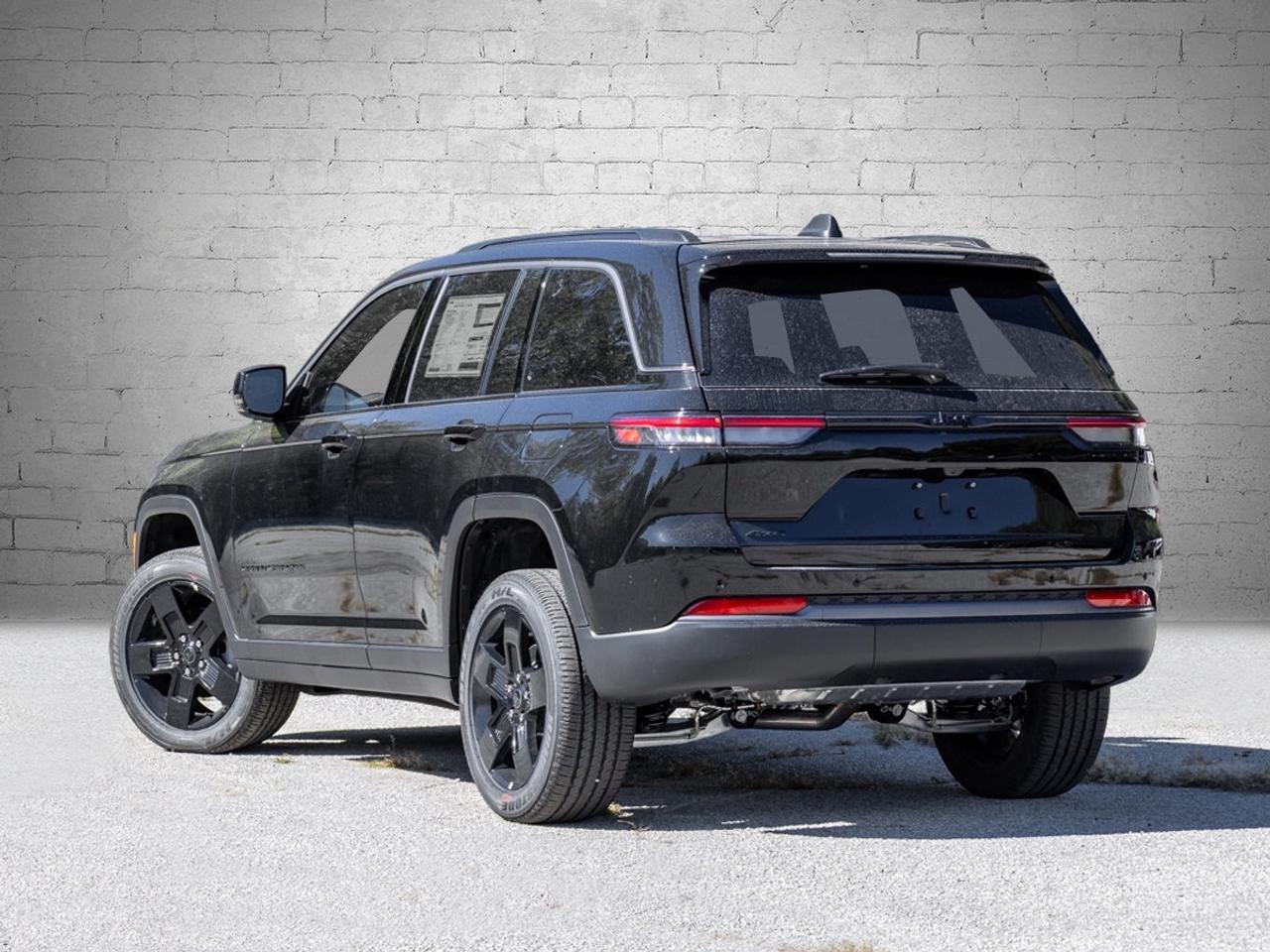2027 Jeep Grand Cherokee Laredo Altitude Photo