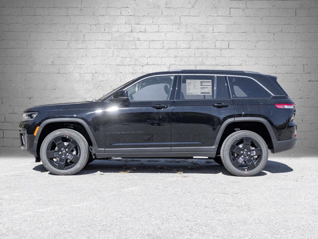 2027 Jeep Grand Cherokee Laredo Altitude Photo