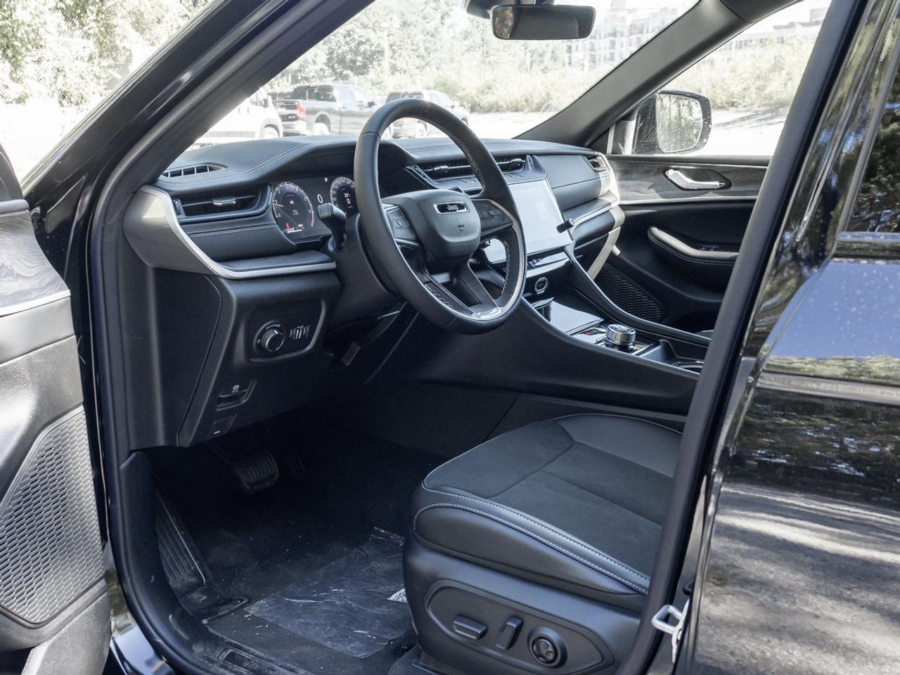 2027 Jeep Grand Cherokee Laredo Altitude Photo