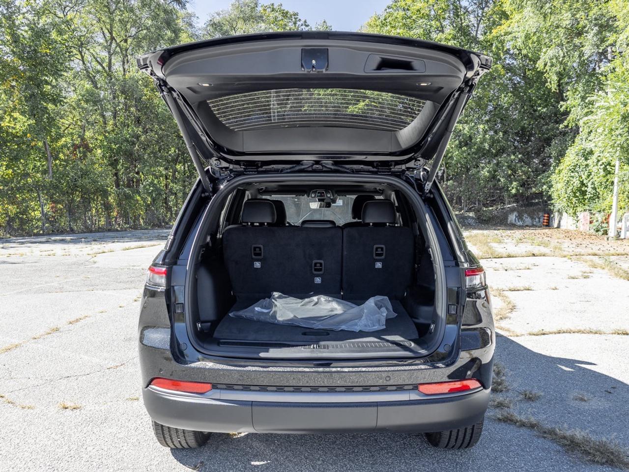 2027 Jeep Grand Cherokee Laredo Altitude Photo