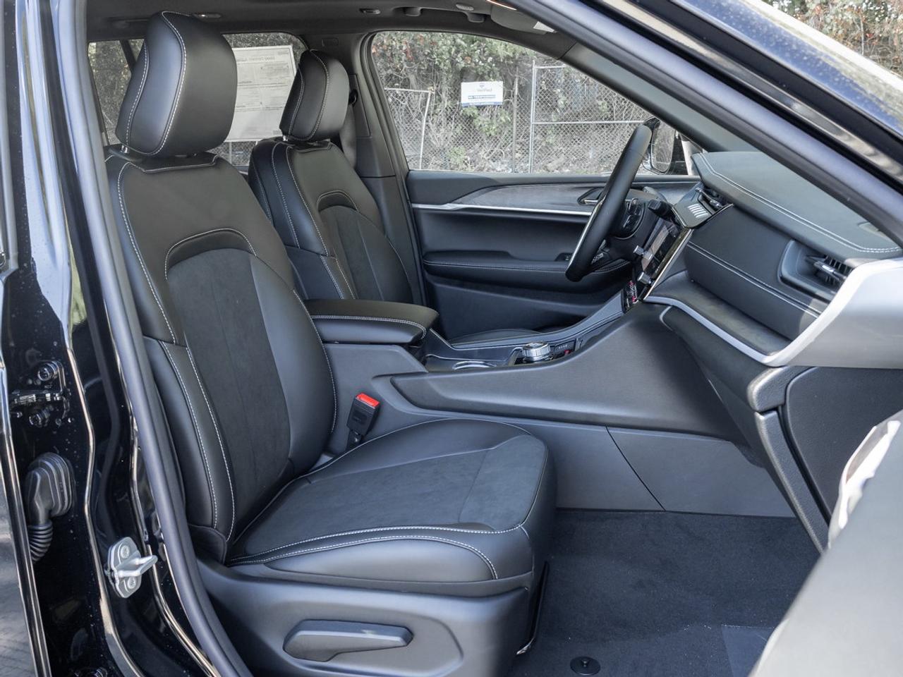 2027 Jeep Grand Cherokee Laredo Altitude Photo