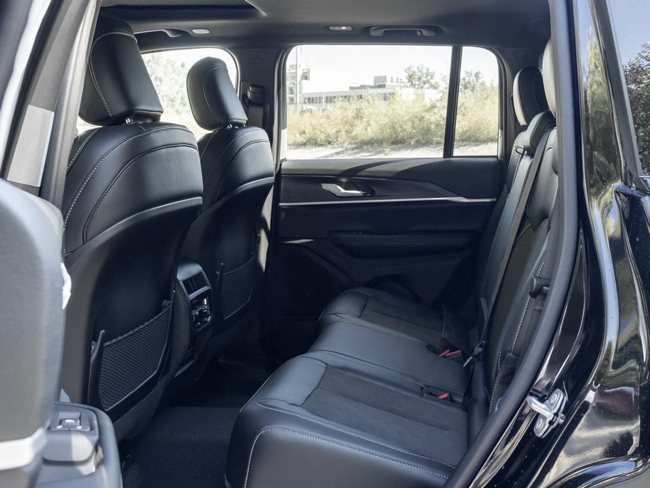 2027 Jeep Grand Cherokee Laredo Altitude Photo