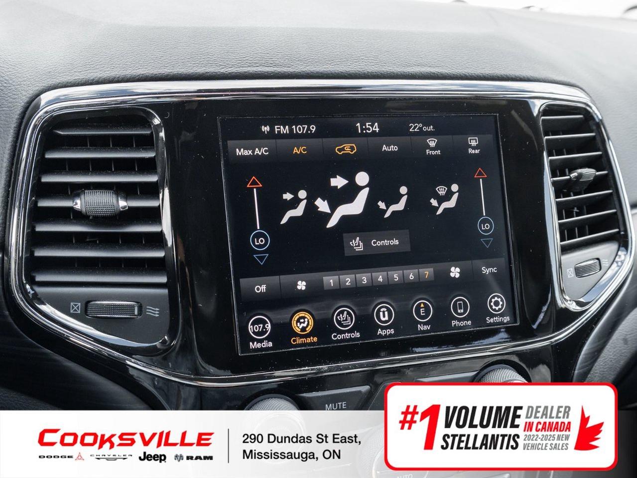 2021 Jeep Grand Cherokee 4X4 Laredo Photo