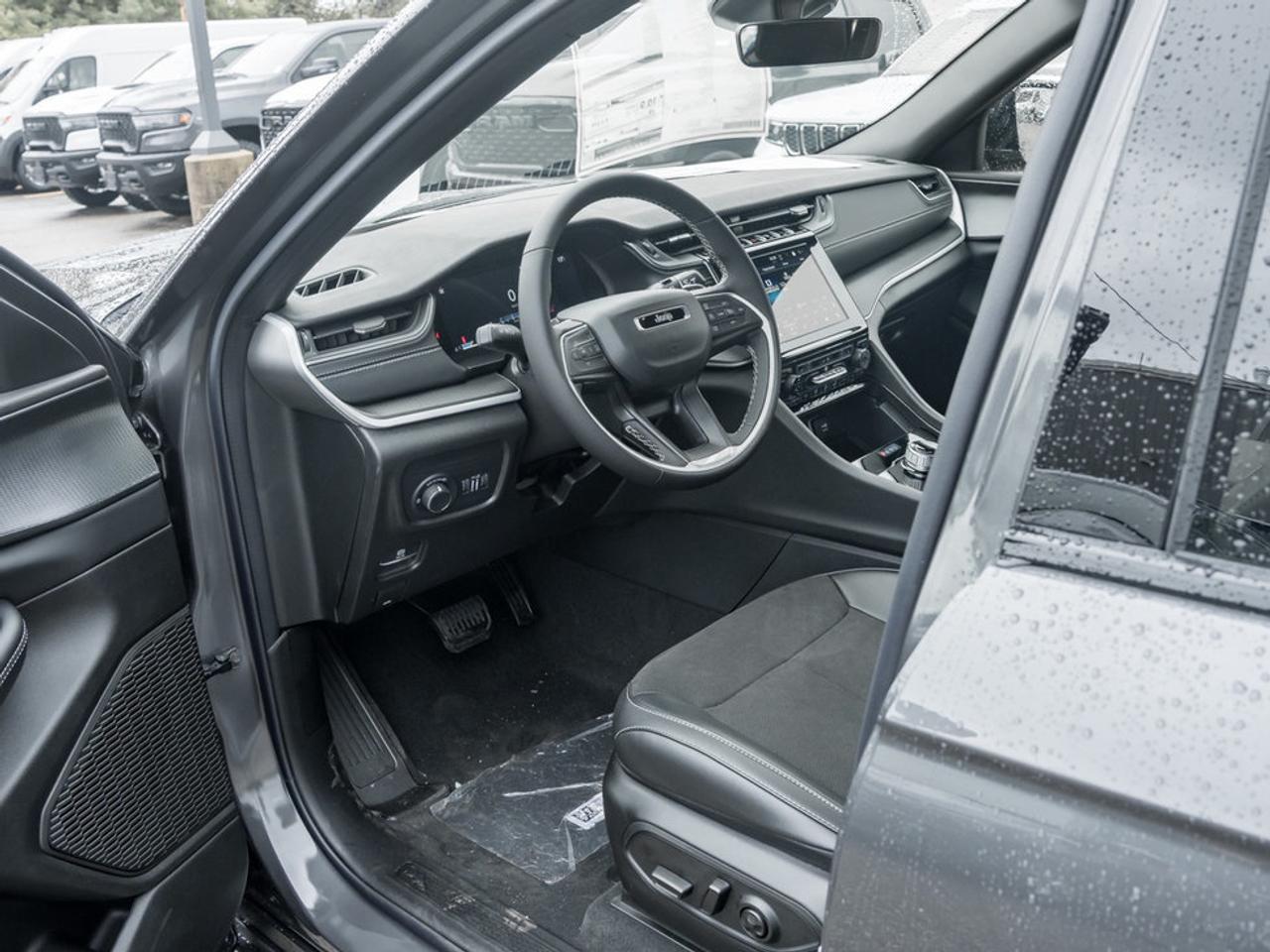 2025 Jeep Grand Cherokee ALTITUDE 4X4 Photo