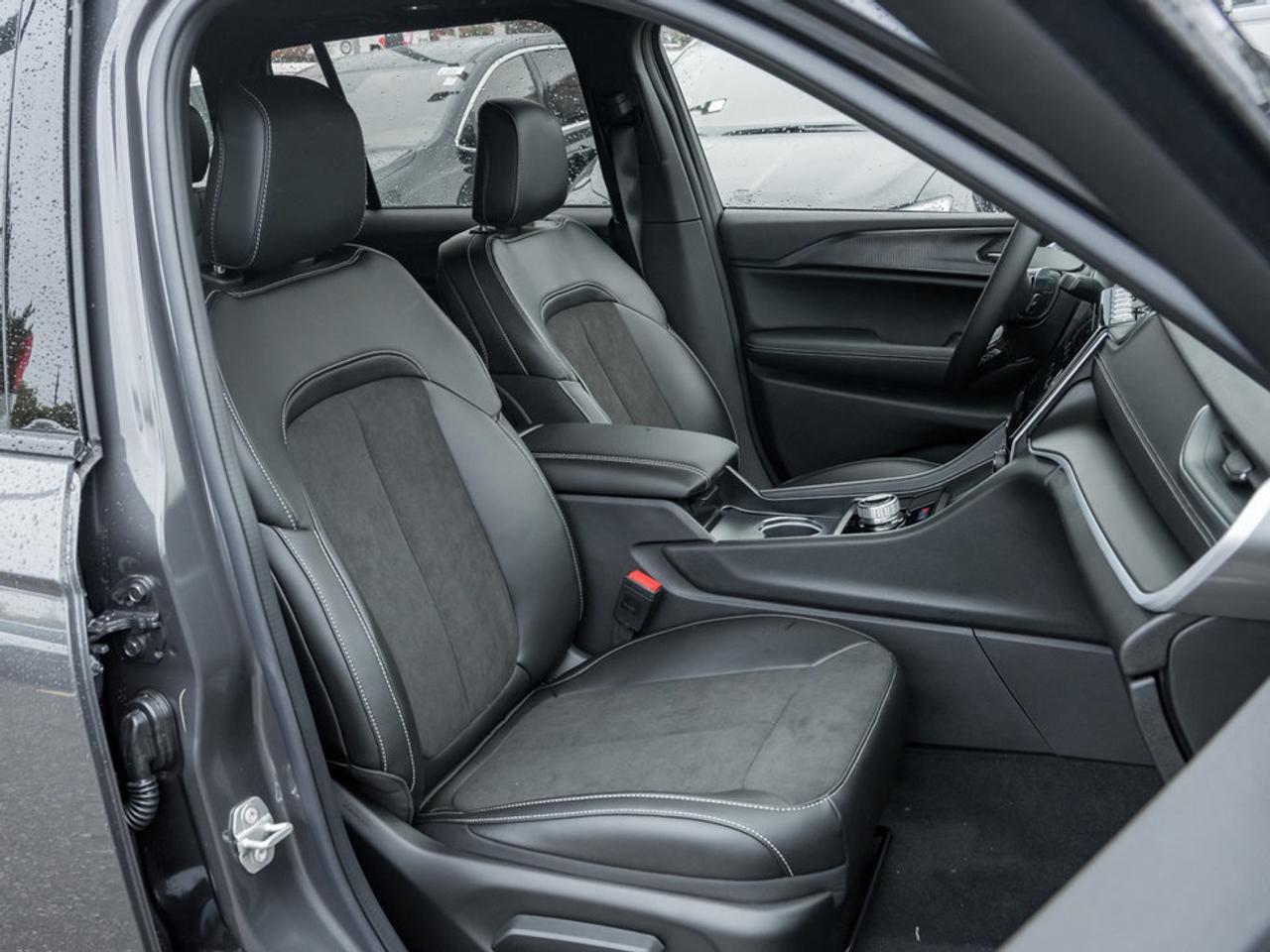 2025 Jeep Grand Cherokee ALTITUDE 4X4 Photo
