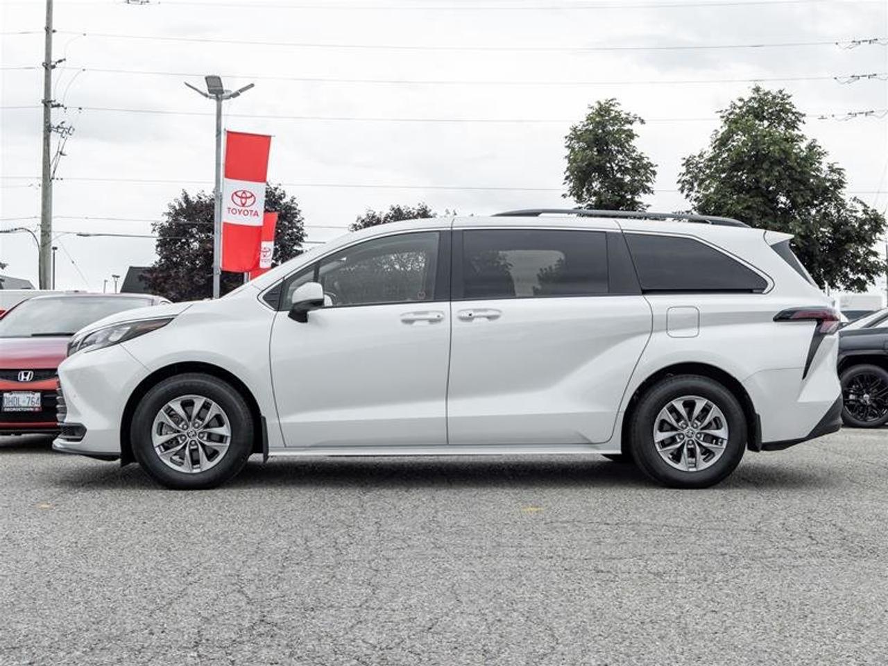 2025 Toyota Sienna Hybrid Sienna XLE 8-Pass Sunroof | Backup Cam | Heated Seats | XLE Photo