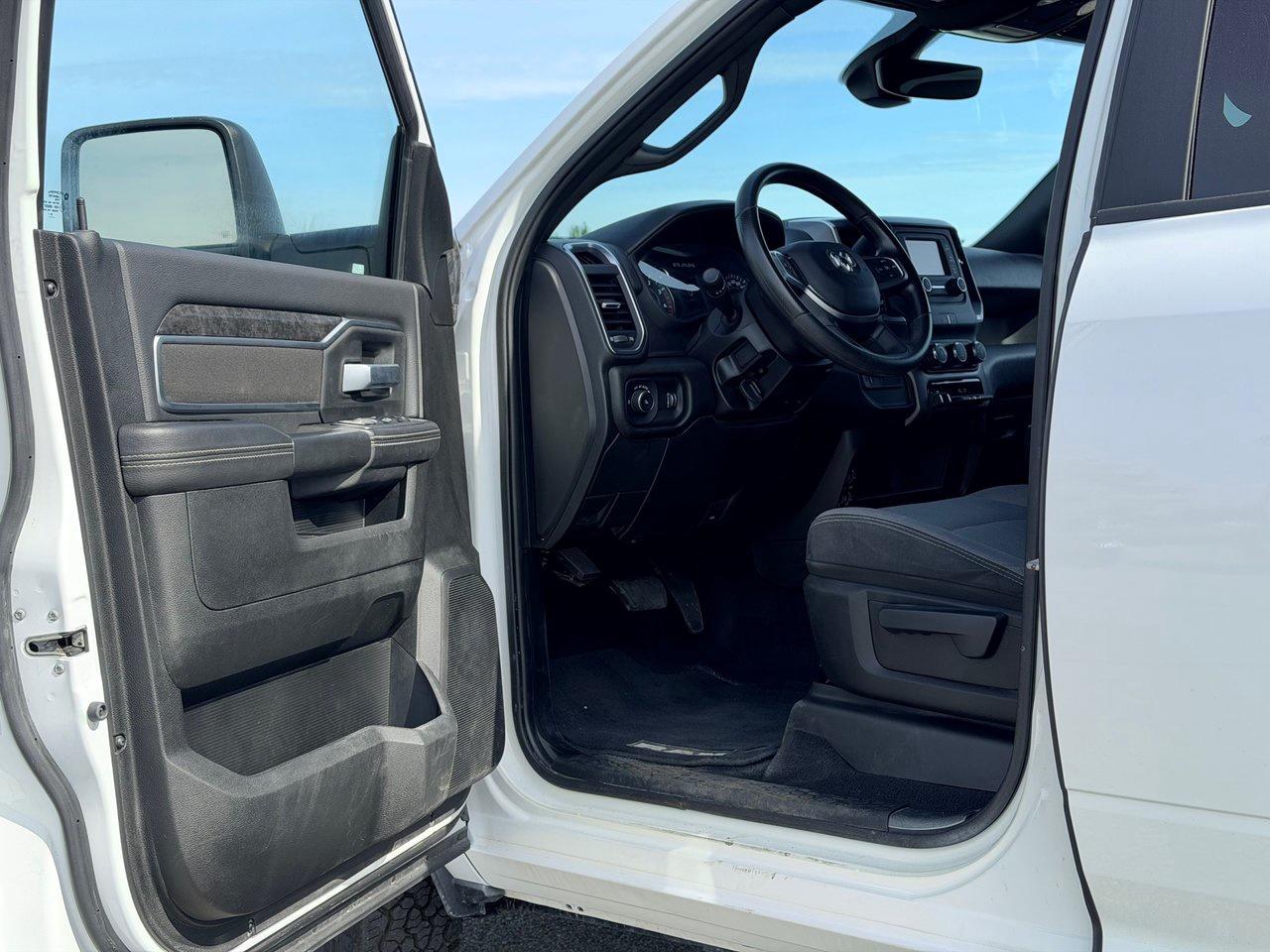 2024 RAM 3500 Big Horn Crew Cab 4x4 Photo