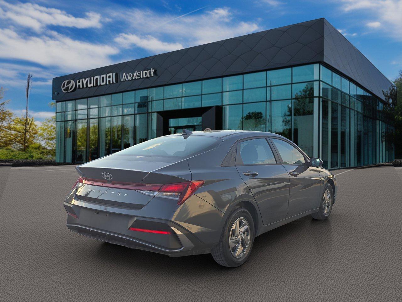 2024 Hyundai Elantra Essential IVT Photo