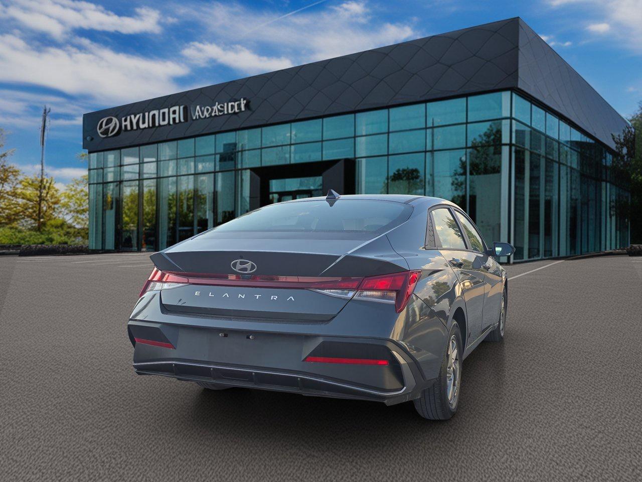 2024 Hyundai Elantra Essential IVT Photo