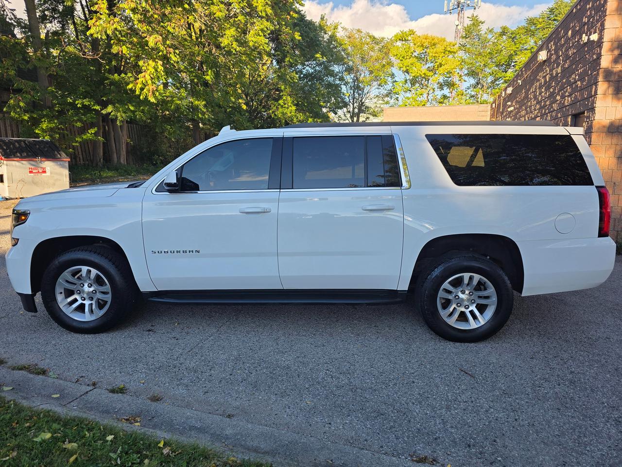 2018 Chevrolet Suburban LS 4WD Photo2