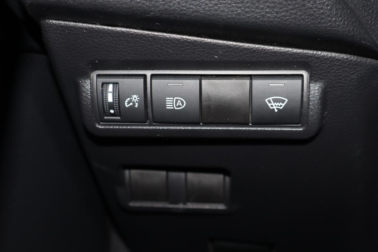 2025 Toyota Corolla Cross LE Photo