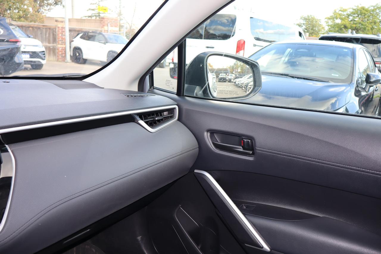2025 Toyota Corolla Cross LE Photo