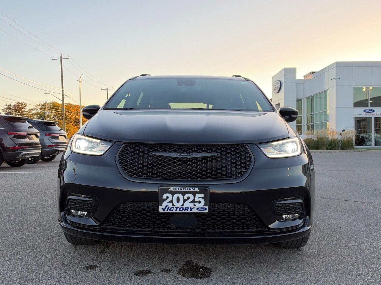2025 Chrysler Pacifica Limited FWD Photo