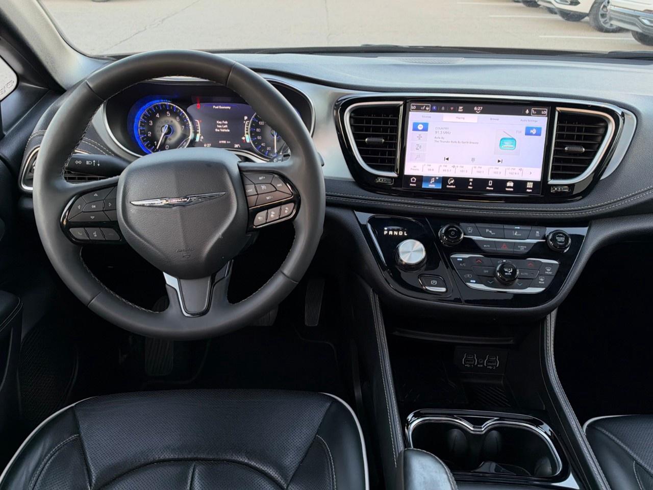 2025 Chrysler Pacifica Limited FWD Photo3