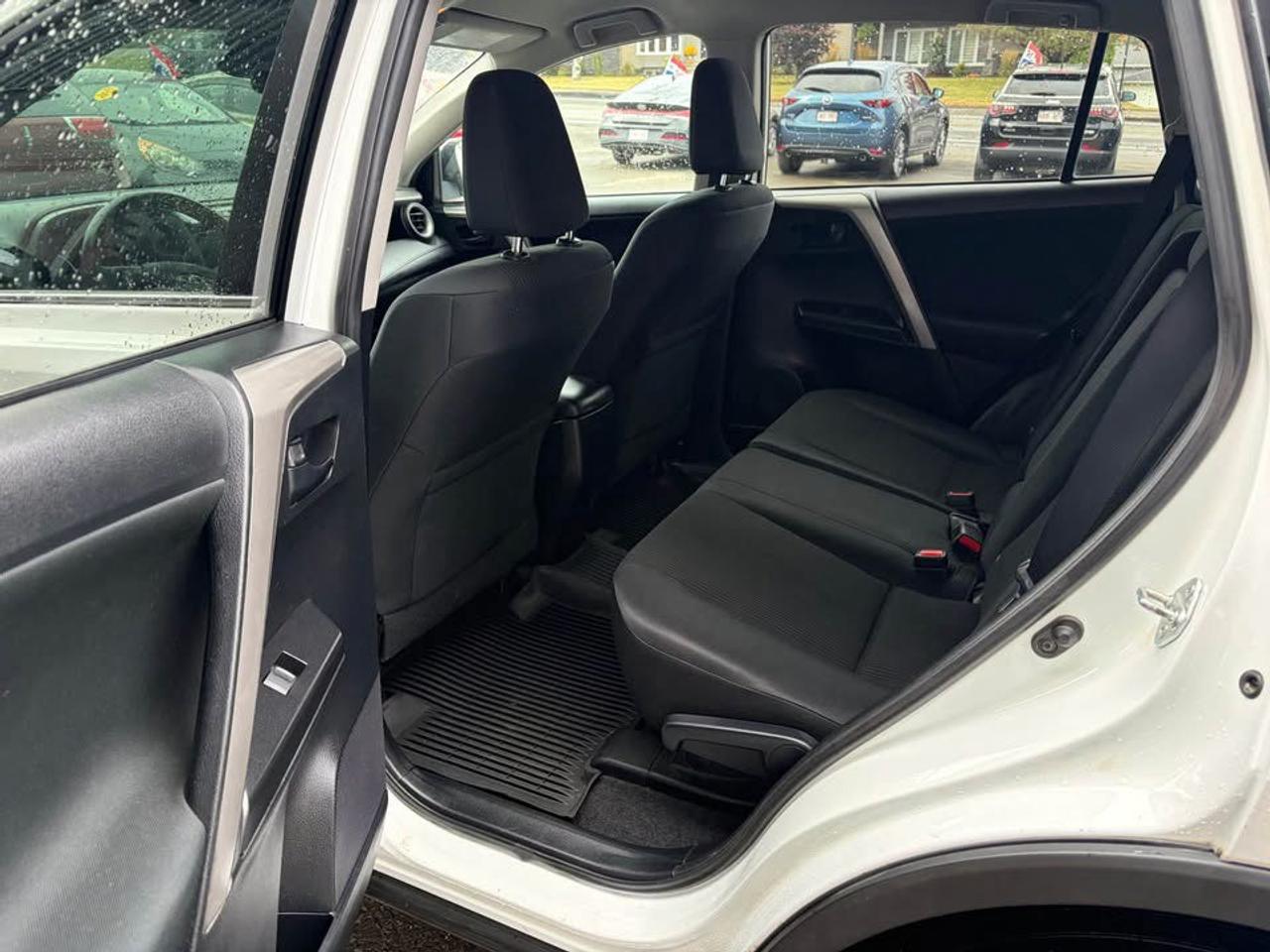 2017 Toyota RAV4 LE AWD Photo