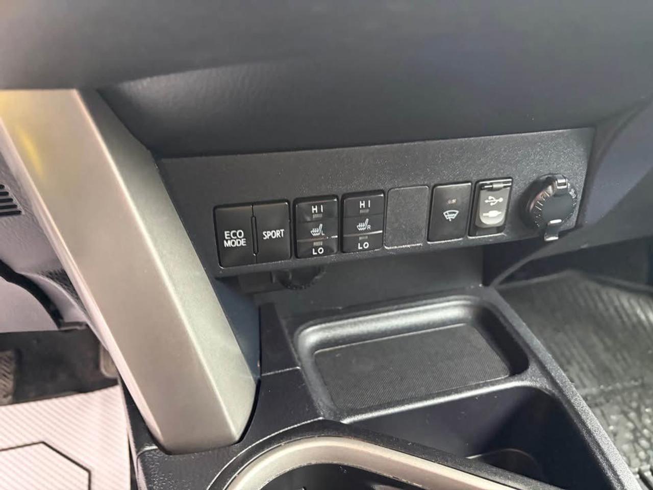 2017 Toyota RAV4 LE AWD Photo