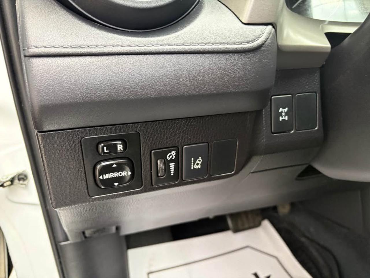 2017 Toyota RAV4 LE AWD Photo