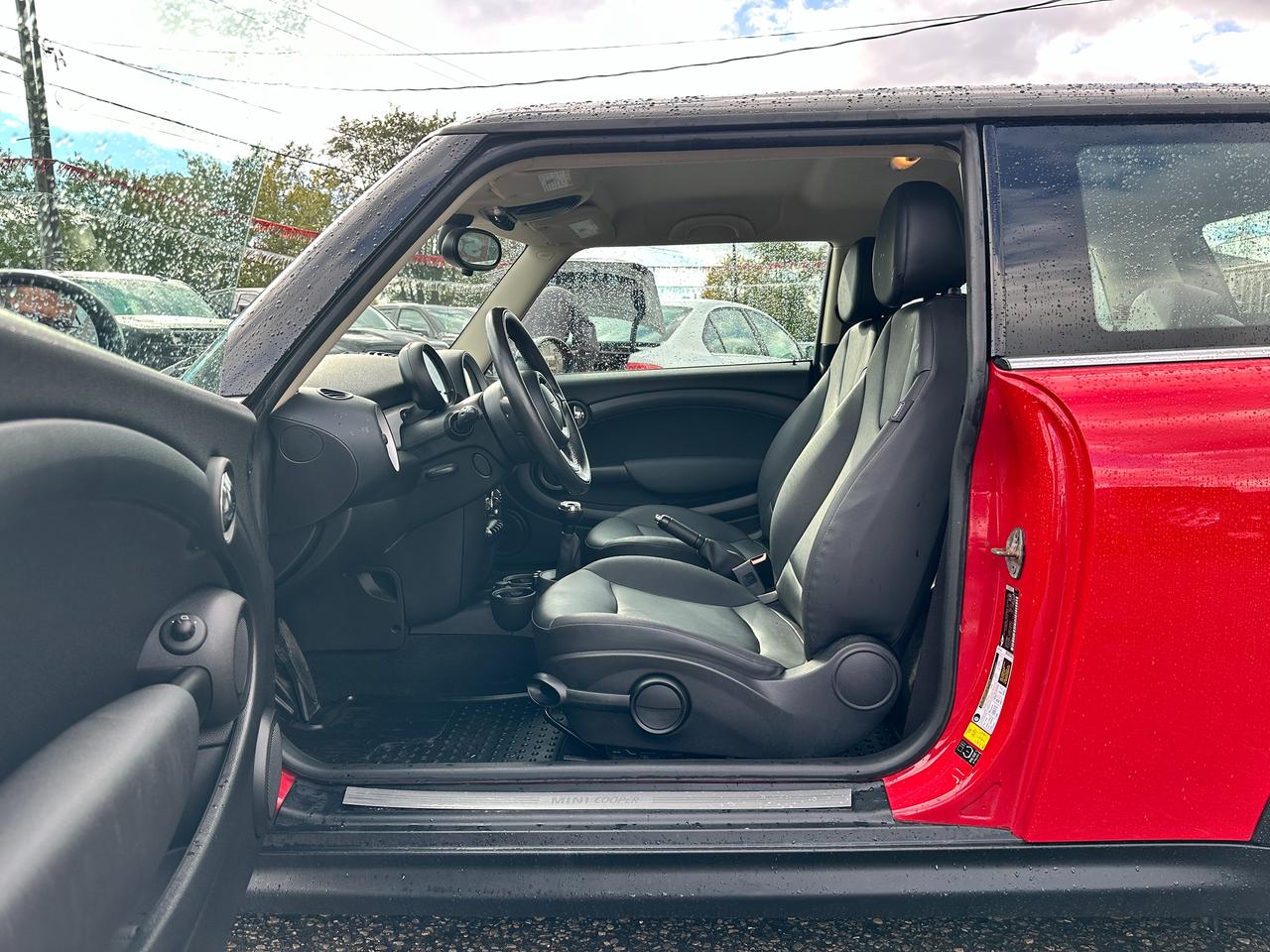 2011 MINI Cooper Classic 2-Door Hatch HTD-Leather FM A/C CD Player Photo