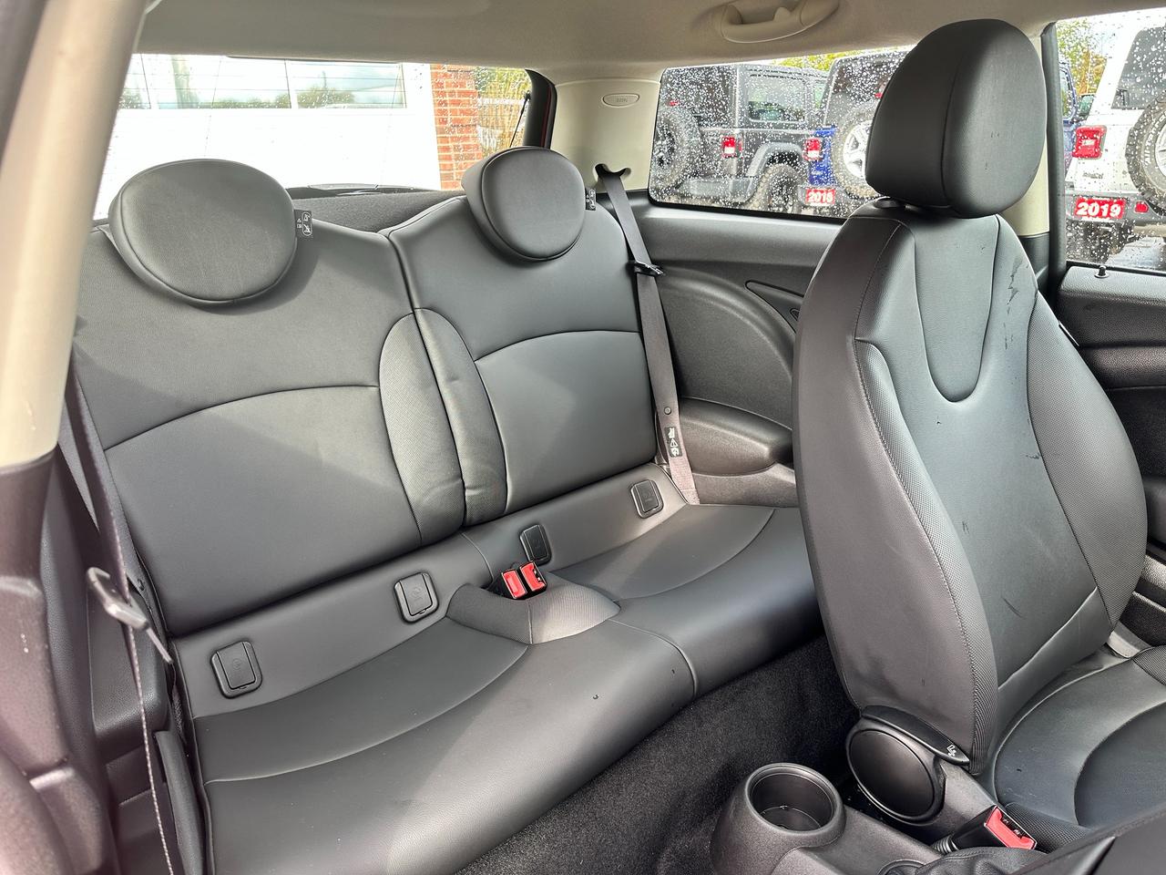 2011 MINI Cooper Classic 2-Door Hatch HTD-Leather FM A/C CD Player Photo