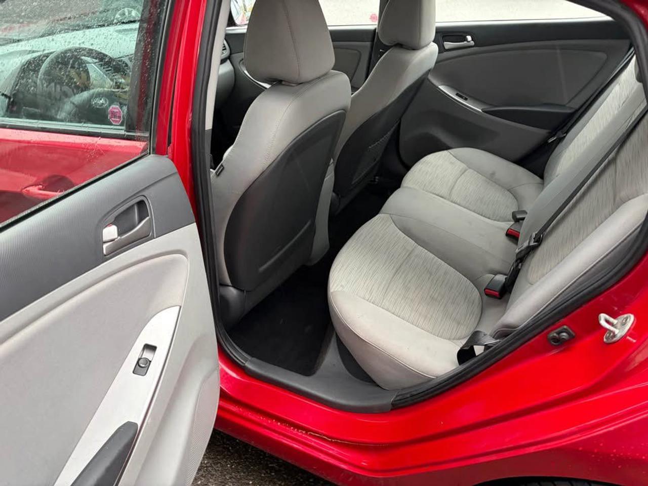 2016 Hyundai Accent SE 4-Door 6A - Photo #6