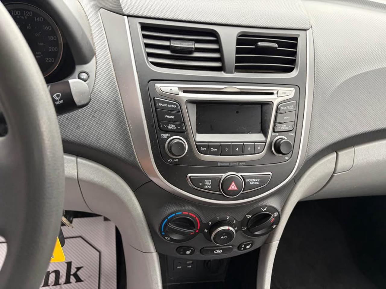 2016 Hyundai Accent SE 4-Door 6A - Photo #9