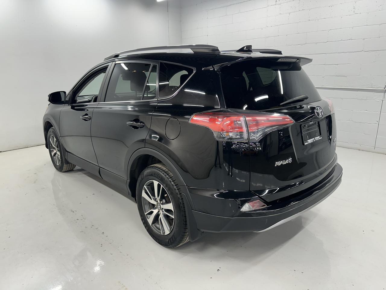 2017 Toyota RAV4 AWD 4dr XLE Photo24