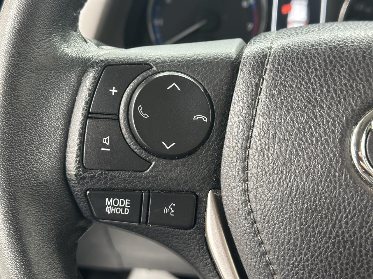 2017 Toyota RAV4 AWD 4dr XLE Photo9