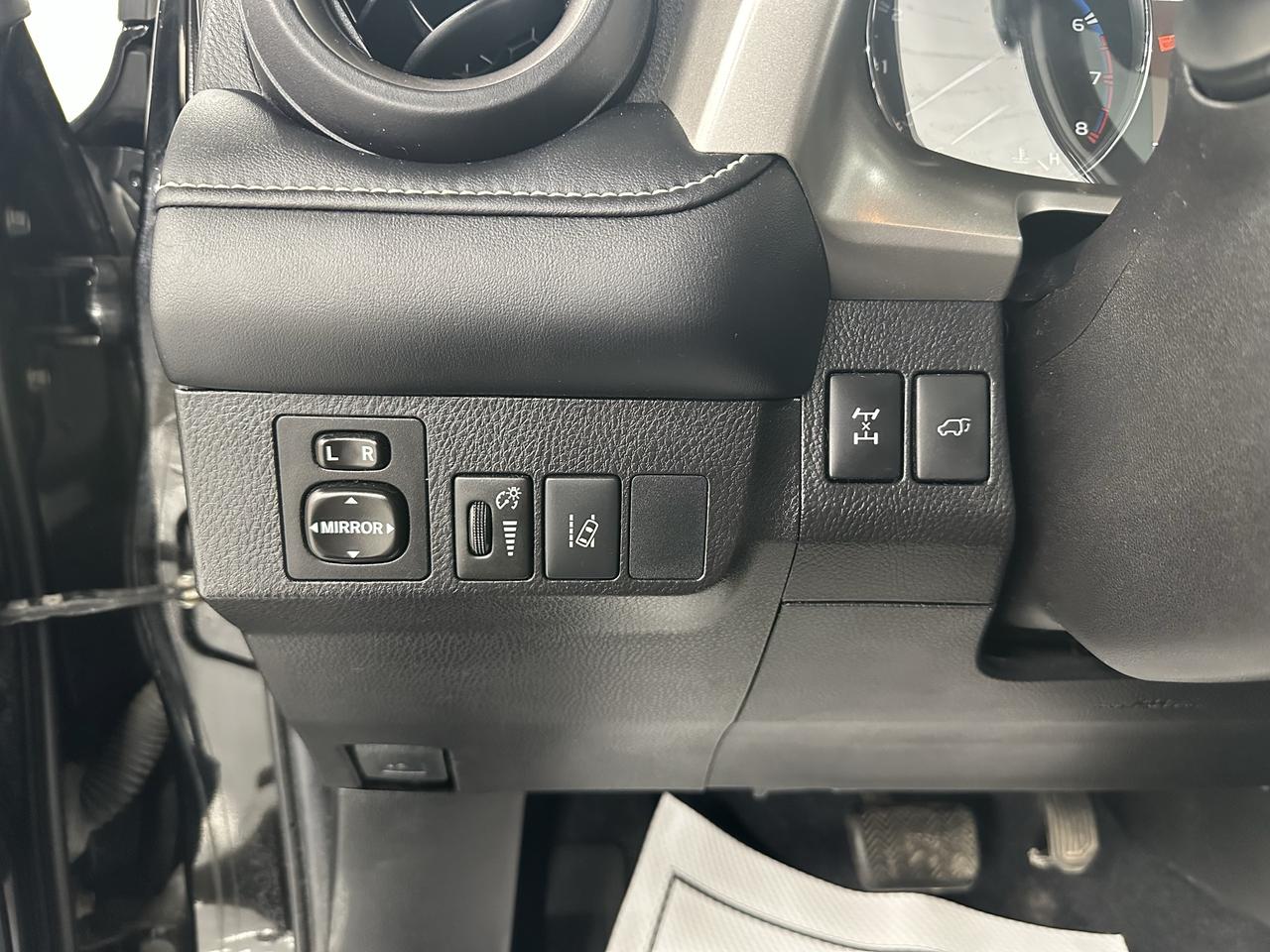 2017 Toyota RAV4 AWD 4dr XLE Photo18