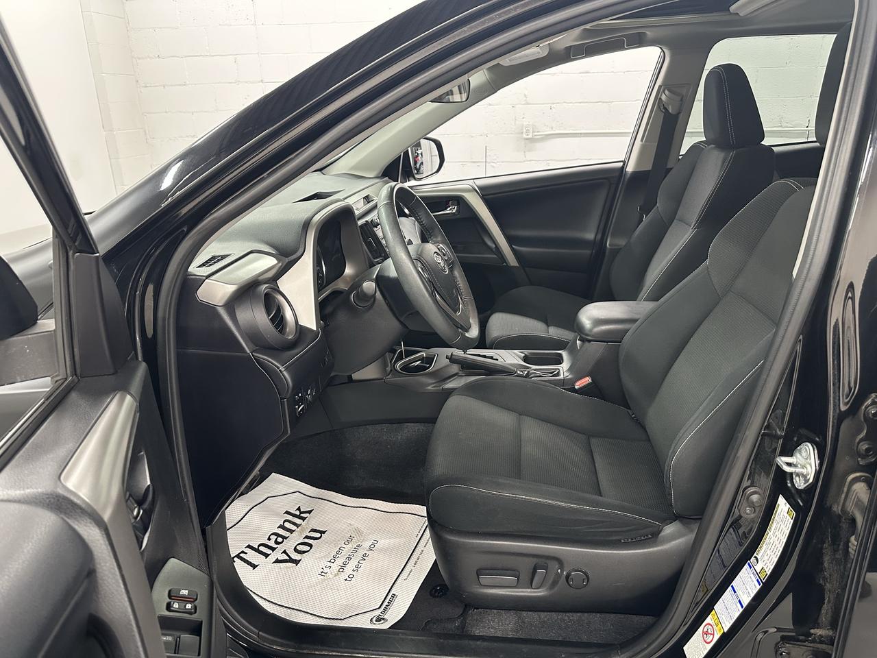 2017 Toyota RAV4 AWD 4dr XLE Photo14