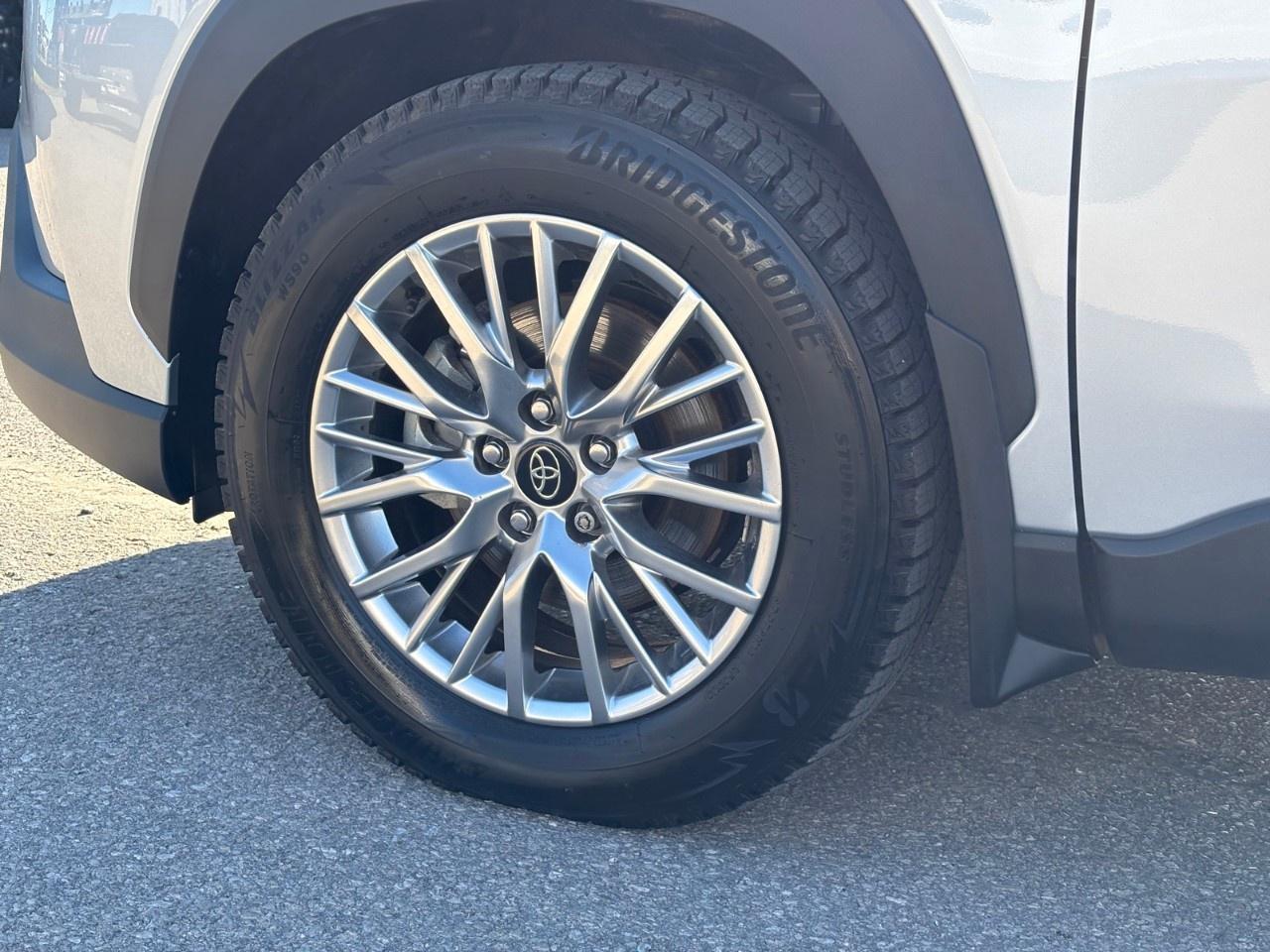 2023 Toyota Corolla Cross XLE AWD Photo
