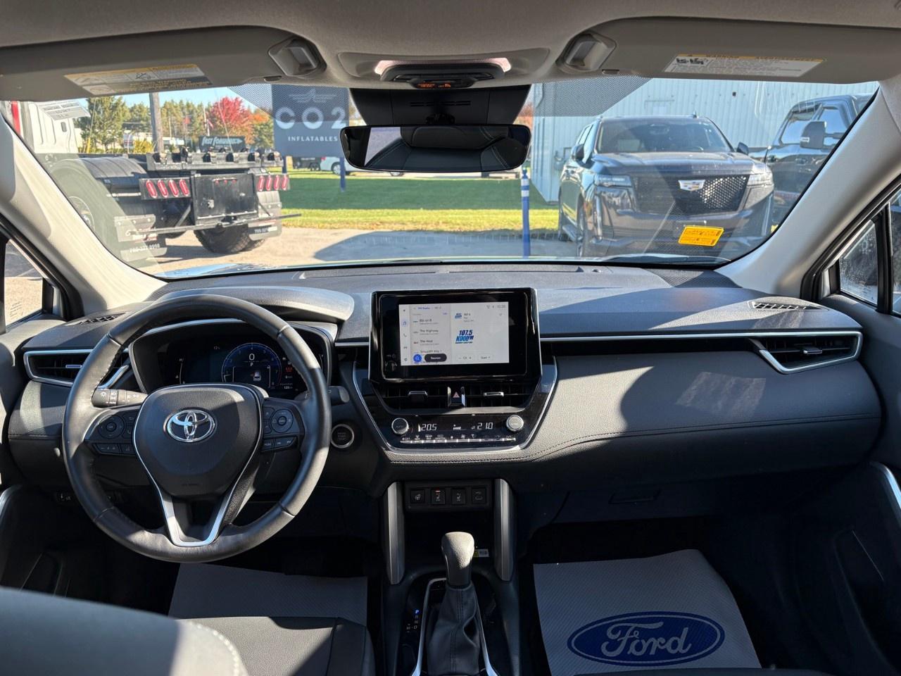 2023 Toyota Corolla Cross XLE AWD Photo